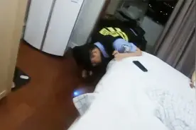 凌晨2点床底发出声音，女子一看失声尖叫：陌生男子对着我笑！