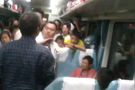 乘客列车上喝酒胡闹，其他人劝阻被推搡