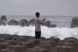 台风“白鹿”将至，广东汕头市民海边自拍： 浪有点大