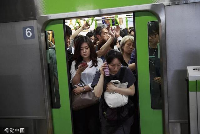 日本“防咸猪手”印章被秒抢，车厢痴汉为何久禁不绝