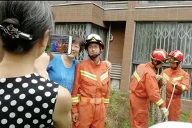 两只小猫被困 消防员绑安全绳营救图片