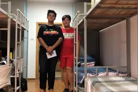 身高2米新生入学，高校定制“姚明床”视频封面