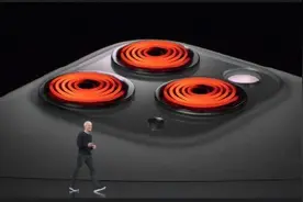 视频|iPhone11终于用上三摄“浴霸”！120秒看尽iPhone镜头发展史视频封面