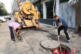 下水道污水外溢难忍受“12345”出面来解决图片