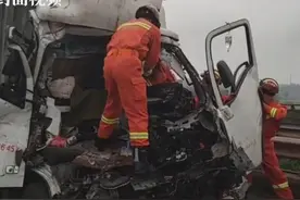 两货车凌晨高速追尾，消防紧急出动救援视频封面