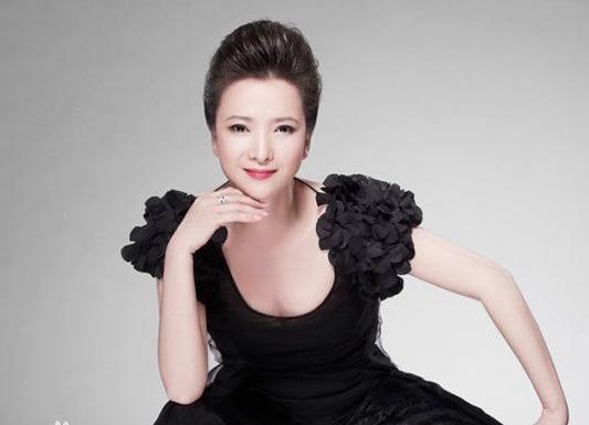 她是唯一演完四大名著的人，因太美在火车站被发掘，55岁依旧美艳