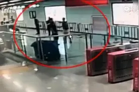 地铁安检要求喝口瓶中液体，男子直接灌入安检员口中视频封面