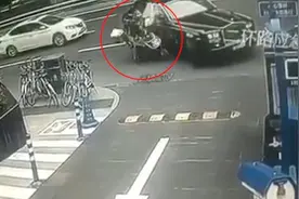 外卖员撞劳斯莱斯跑了？交警：已协商解决视频封面