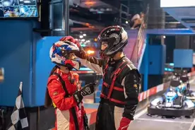 向佐郭碧婷婚后现身重庆录节目，开卡丁车烫火锅很恩爱图片