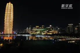 这个灯光秀不一般！郑州点亮“大玉米” 向祖国表白