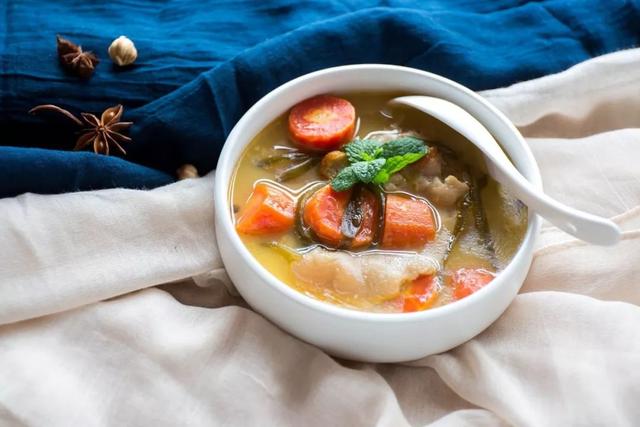 扭伤脚可以喝花胶汤吗 2026年脚扭伤可以吃花胶吗?