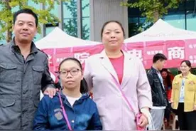 坚强女孩骑代步车到大学报到，学校将她和室友都调到一楼图片