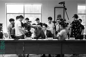 直面法与情的抉择，靳东新剧率律师军团“神仙打架”图片