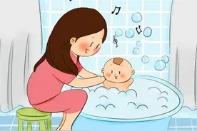 许多宝宝十分害怕洗澡，其实只要引导好，他们会很开心图片