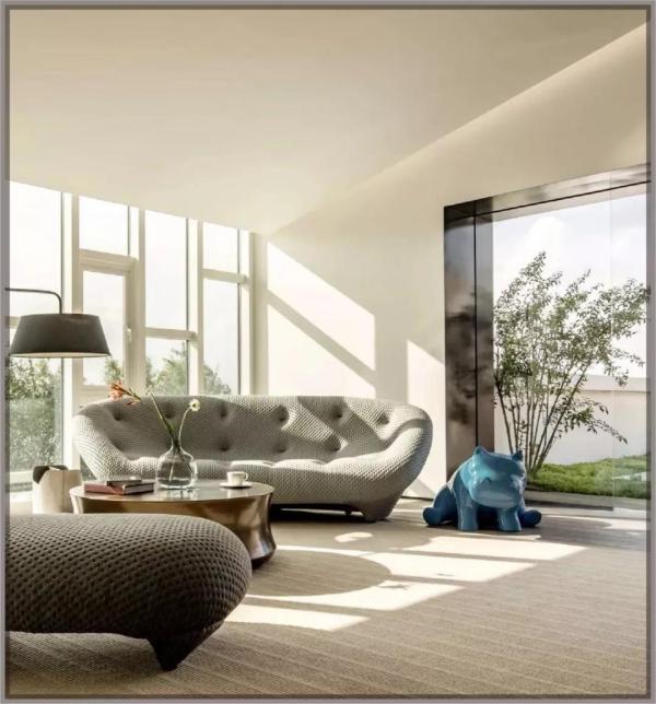 刘雯个人工作室曝光，仅沙发茶几要几十万？水晶玻璃墙耗时6个月