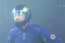 每人25万美元左右!维珍银河:首款宇航服问世,商业飞行触手可及？视频封面