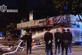 深夜一声巨响，震醒周围居民！浦东一面馆爆燃，桌椅全被炸出来了视频封面