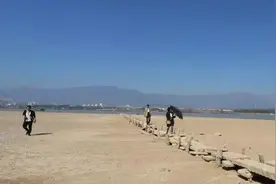 震撼航拍！鄱阳湖水位持续走低，湖底明代古石桥露真容视频封面