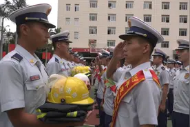五年抢险五千次，消防员退伍交接战斗服