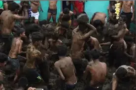 印度南部村庄举行“泼粪节”互扔牛粪狂欢图片