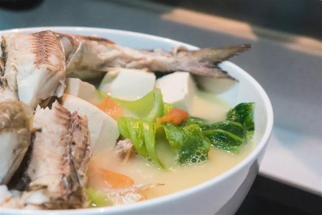 扭伤脚可以喝花胶汤吗 2026年脚扭伤可以吃花胶吗?