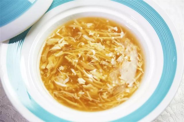 扭伤脚可以喝花胶汤吗 2026年脚扭伤可以吃花胶吗?