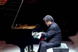 演奏家殷承宗带来钢琴独奏 《黄河》琴声磅礴激昂