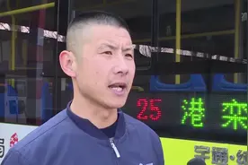 山东烟台一电动三轮车被风吹翻，女子束手无策，热心路人出手相助视频封面