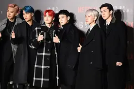 EXO帅气亮相电影绿毯仪式 朴灿烈金钟仁等炫彩发色吸睛十足图片