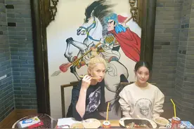 追星成功！金希澈晒与祝绪丹合影夸对方热情漂亮图片