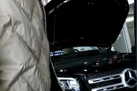 新买奔驰当天发动机出故障，售后：不换车视频封面