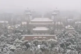 在场｜北京大雪：广州游客拖行李赏景山
