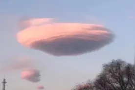 北京上空出现粉紫“飞碟云”好似棉花糖，专家解释预示天气晴朗视频封面