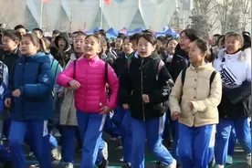 青海西宁：万人奔跑迎新年视频封面