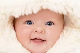 宝宝睡觉为什么容易出汗？闹觉、枕秃是缺钙？图片