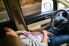 男子高速上犯困，停应急车道呼呼大睡视频封面