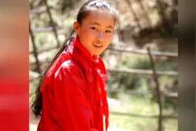 48秒丨白衣女子昆明街头救活昏迷少年 她的传奇故事更感人……视频封面