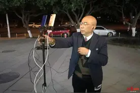 潮滴很！当街直播在线嗨歌，61岁退休大爷变身“K歌之王”图片