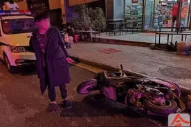 看见警车，14岁少年骑没油摩托在路上摔一跤！还声称：车是我的图片