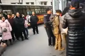 西宁黄衣男孩母亲遇难，事发时他救下弟弟