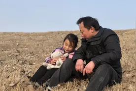 8岁女孩随父异地扶贫3年：因想妈妈哭醒视频封面