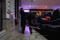 春运Vlog | 这对车站保洁员夫妻有话说：20年没回家 再干几年买套房！视频封面