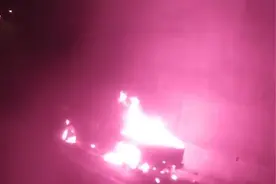 皮卡高速上起大火，司机开出两公里才发觉视频封面