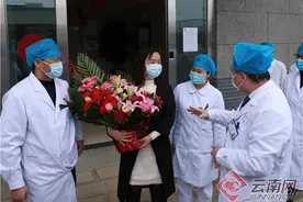 云南首例治愈患者在红河州出院 连连道谢并鼓励其他患者：“一定会好起来的，加油！”图片
