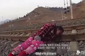 惊险！民警刚把卧轨轻生女子移开2分钟，火车从民警身旁呼啸而过图片