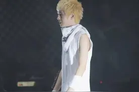 王一博14岁给韩庚伴舞旧照被曝光，小小年纪就有星范图片