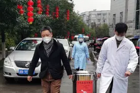 县中医医院熬送中药汤剂助抗疫情图片