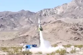 想在高空见证“地球是平的”！男子乘坐自制火箭上天，竟不幸坠亡视频封面