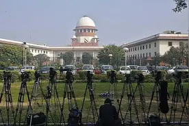 印度最高法院6人感染H1N1病倒 法官戴口罩上班图片