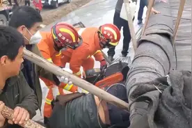 男子被大棚卷帘机压住 潍坊消防紧急救援图片